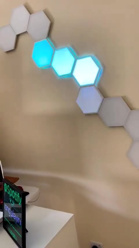 الـ Setup مالتك ناقصة هالشغلة وتكمل! 🛠️🔥
Govee Glide Hexagon Light panel 
عدد اللوحات في البكج :10 قطع

تريد تحول غرفتك أو مكان القيمنق العادي إلى استوديو احترافي ومستقبلي؟ ألواح Govee Glide Hexagon وصلت رسمياً حتى تغير القواعد! 🎮✨
ليش هاي الألواح بالذات لازم تكون بغرفتك؟
🌈 تقنية RGBIC الذكية: يعني اللوح الواحد يطلع بيه أكثر من لون بنفس الوقت، وبتنقلات وألوان متداخلة تخبل، مو مثل الليدات العادية لون واحد!
🎵 تركص وية الصوت: بيها مايك مدمج يخلي الإضاءة تتفاعل وتتحرك وية صوت اللعبة، الأغاني، أو حتى وية صوتك وسوالفك!
📱 تحكم كامل من موبايلك: بلمسة وحدة من تطبيق Govee، أو بالصوت (تشتغل وية Alexa و Google). بيها أكثر من 40 وضع إضاءة جاهز (سينمائي، ألعاب، استرخاء).
🧩 شكلها على ذوقك: ركبها بأي تصميم هندسي يعجبك وسوي الحايط اللي تحلم بيه.


**إذا كنت صاحب هذا الإعلان وتريد حذفه لأي سبب، رجاءا أرسل رسالة إلى الدعم الفني**
