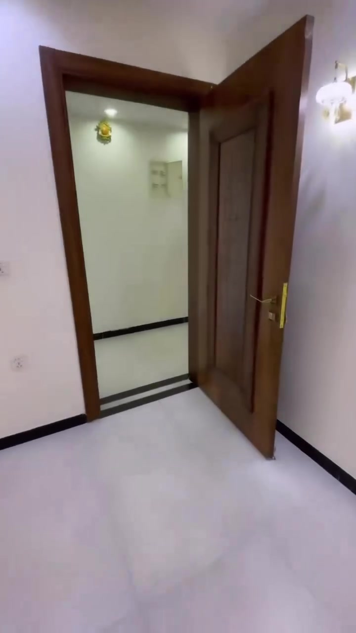السلام عليكم ❗️❗️❗️
شقة الايجار في بناية الطاقة 20 
زيونة 710 قرب دائرة الكهرباء 📍
مواصفات الشقة 
المساحة 155 م
غرفتين 
صالة 
مطبخ 
صحيات كامل 
بلكون 
تبريد مركزي 25 طن 
تانكي خاص 1000 L
بوستر صاعد نازل 
سخان ماء خاص 
مواصفات البناية 
كراج 2400 م خاص 
منضفين عدد 3
حارس امني 
مصاعد عدد 2
مولد خاص بل بناية 
نضام حريق 
نضام كامرات 
نضام عطور 
صيانة ماء كهرباء 
البناية عوائل فقط 
اللاستفسار اكثر الاتصال على رقم شركة جدار الطاقة الاستثمارات العقارية في زيونة 710 بناية الطاقة 20 
*********** علي جدار الطاقة
