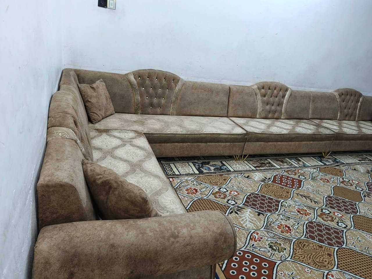 ديوان 14مقعد تسكام وقوي ثكيل تكمه جديد كلش اي ضررمابي سعره 300يوجد توصيل داخل كربلاء ***********
