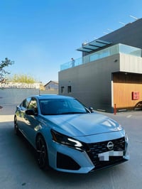 التيما للبيع موديل 2023 السيارة فول مواصفات 1/1 sr +plus  لون /سموك ال...