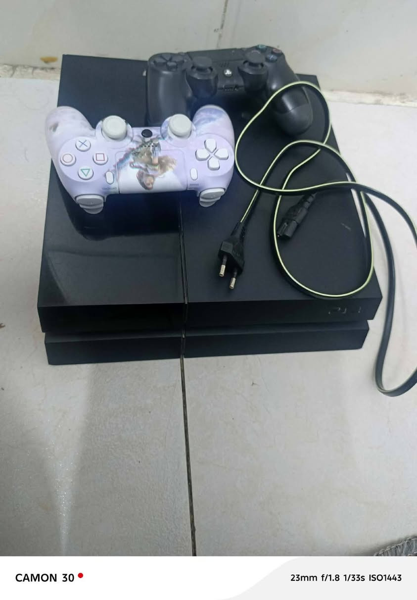 السلام عليكم بلي ستيشن فور مهكر نضام ١١,٢جهاز نضيف بي لعبتين بي بيس ٢٠٢٦وفيفه ٢٠٢٦وبي برنامج تنزيل ألعاب السعر ٢٠٠ وبي مجال حك الجيه *********** واتساب قفط
