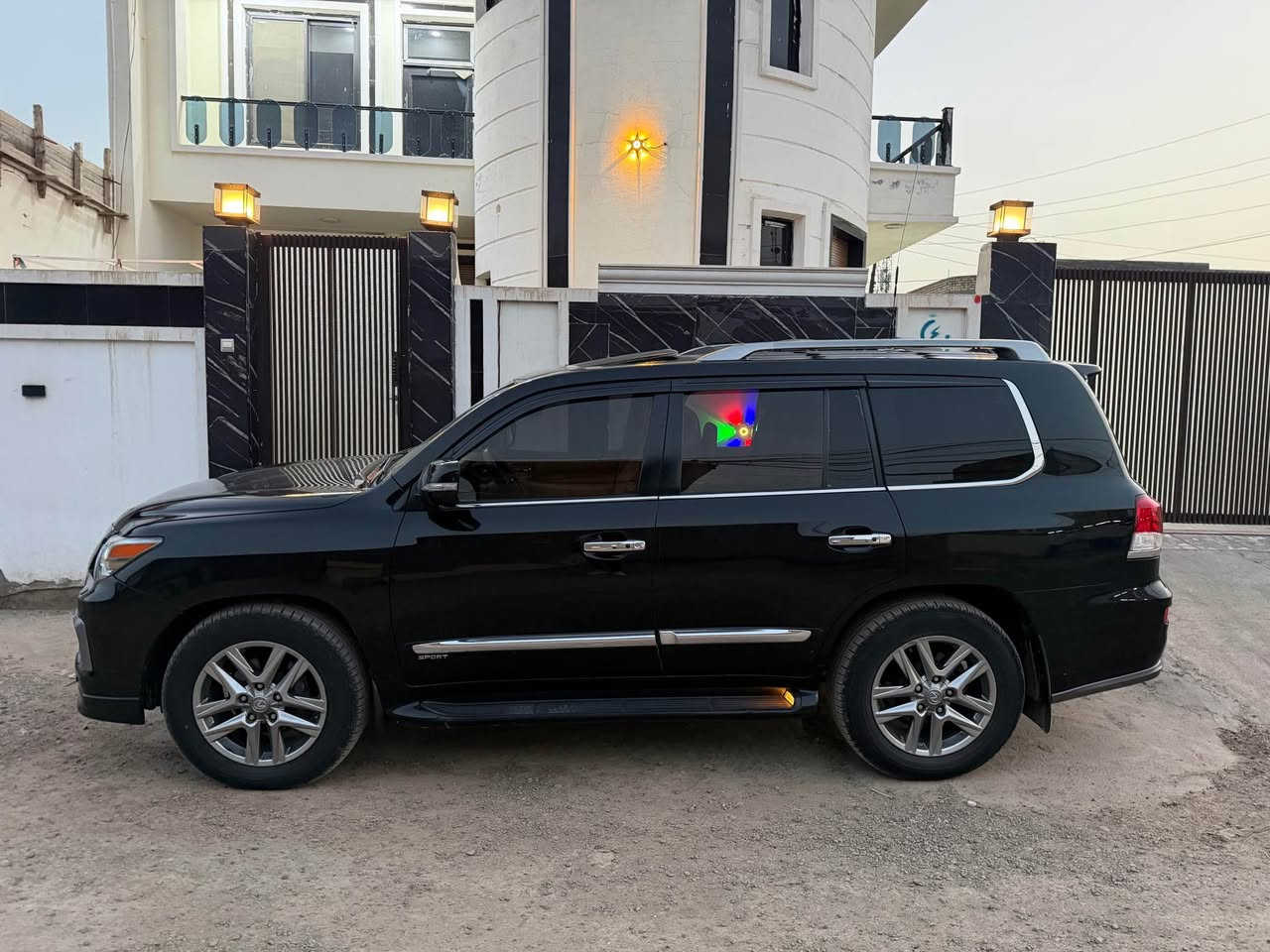 🔥 لكزز LX570 S — ملك الطرق 🔥

المواصفات الكاملة:

🚗السياره 2014

🚗 محرك 8 سلندر (V8) سعة 5.7 لتر

⚡ قوة تقريباً 362 حصان

🔄 قير أوتوماتيك 8 سرعات

🛞 دفع رباعي دائم (4WD)

⛽ خزان وقود كبير مناسب للسفر

✨ الفئة S (Sport):

• كِت رياضي خارجي (شبك + صدامات مميزة)

💺 الداخلية:

• جلد فاخر (تبريد + تسخين للمقاعد الأمامية والخلفية)

• تحكم كهربائي بالمقاعد + ذاكرة

• فتحة سقف

• ثلاجة (Cool Box)

📺 التكنولوجيا:

• شاشة وسطية كبيرة + شاشات خلفية

• نظام صوتي فاخر

• كاميرات 360 درجة

• حساسات أمامية وخلفية

• تشغيل بصمة + دخول ذكي

🛡️ الأمان:

• نظام مانع الانزلاق

• نظام المحافظة على المسار

• مثبت سرعة ذكي

• وسائد هوائية متعددة

📍 السيارة نظيفة جداً وجاهزة للفحص

💰 السعر 37500الف 

📩 للجادين التواصل خاص أو اتصال

***********

بغداد المنصور

لا تضيع الفرصة… هيبة + قوة + فخامة بسيارة وحدة! بغداد, العراق

