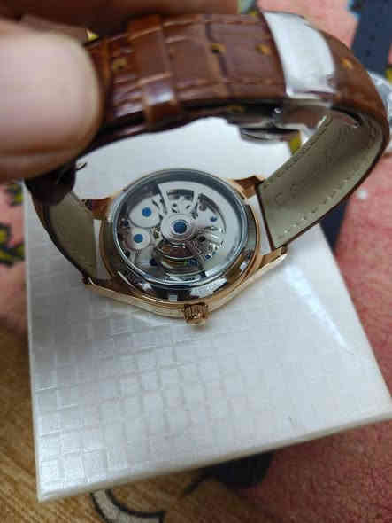 السلام عليكم منشور خاص  بالساعات الاوتوماتيك والكوارتز الجديدة  والمستخدمة مع كامل ملحقات  كل ساعة وسعرها متواجد اتصال واتساب على الرقم *********** متوفر توصيل جميع المحافظات.
