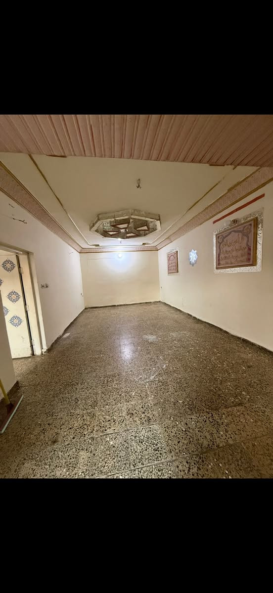 بيت مساحه 150 متر الايجار غرفه نوم واستبقال ومطبخ وخدمات يجار 350 ابو دشير شارع الضغط مقابل اسواق بيت جدو 
***********
