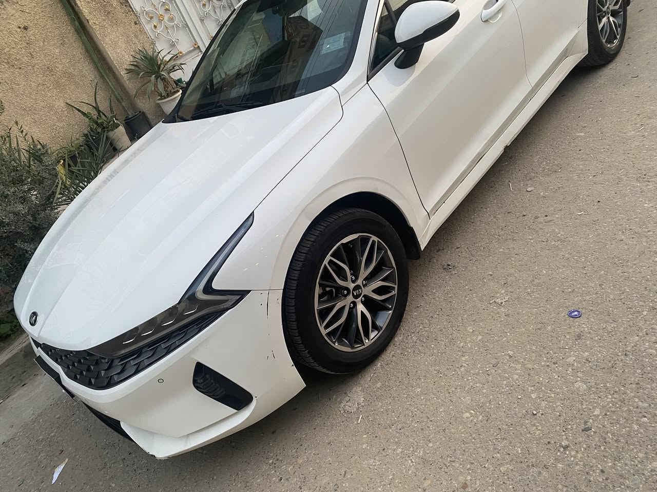 السلام عليكم :للبيع كيا كي فايف موديل ٢١ خليجي لون ابيض محرك ٢٠٠٠ دوش ماشية ٥٣ الف رقم بغداد السعر ١٨٠$ العنوان الكاظمية رقم الموبايل ***********
