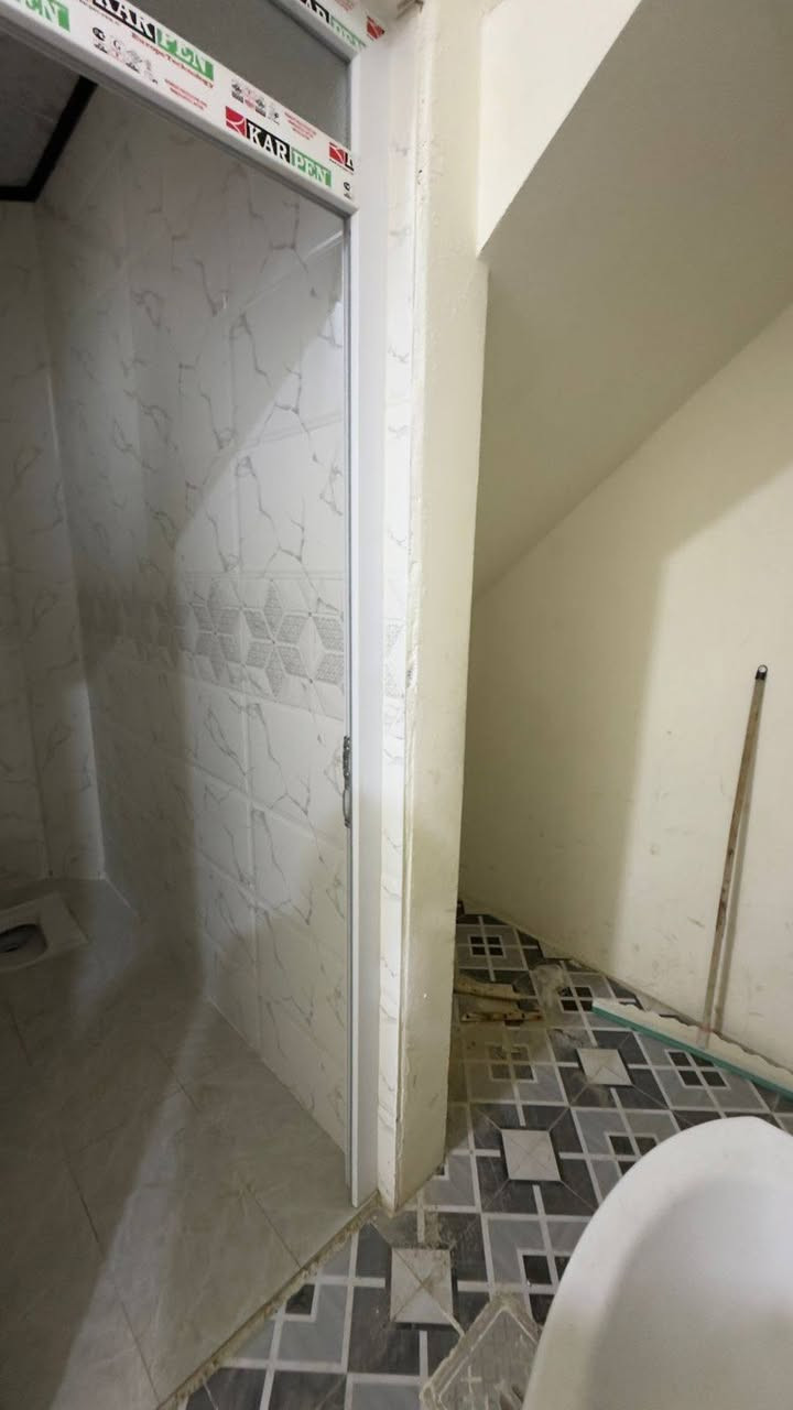 السلام عليكم يتوفر بيت ايجار في حي السماح الثانيه غرفه هول صحيات مطبخ وستقبال بناء 🏢 حديث فول فول قريب على الشارع 30التواصل ***********اسيا ***********
