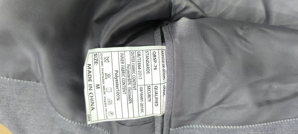 قاط رصاصي مكتوب M بس هو اكبر يلبس تقريبا وزن 80/85 يعني XL ثلاث قطع ب40 الف بعدة جديد


**إذا كنت صاحب هذا الإعلان وتريد حذفه لأي سبب، رجاءا أرسل رسالة إلى الدعم الفني**