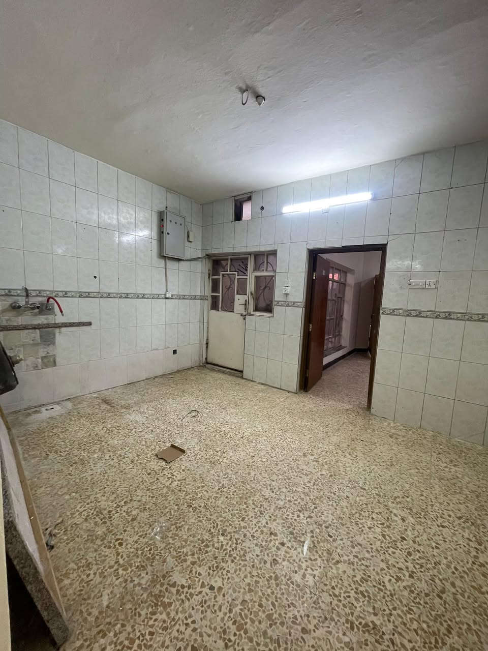 #للايجار_في_السيدية
دار سكني المساحة 150 متر

يحتوي مدخلين ثلاث غرف نوم صالة مطبخ خدمات كراج

بيت جاهز موقع مميز اجاره مليون 

للأستفسار:***********
