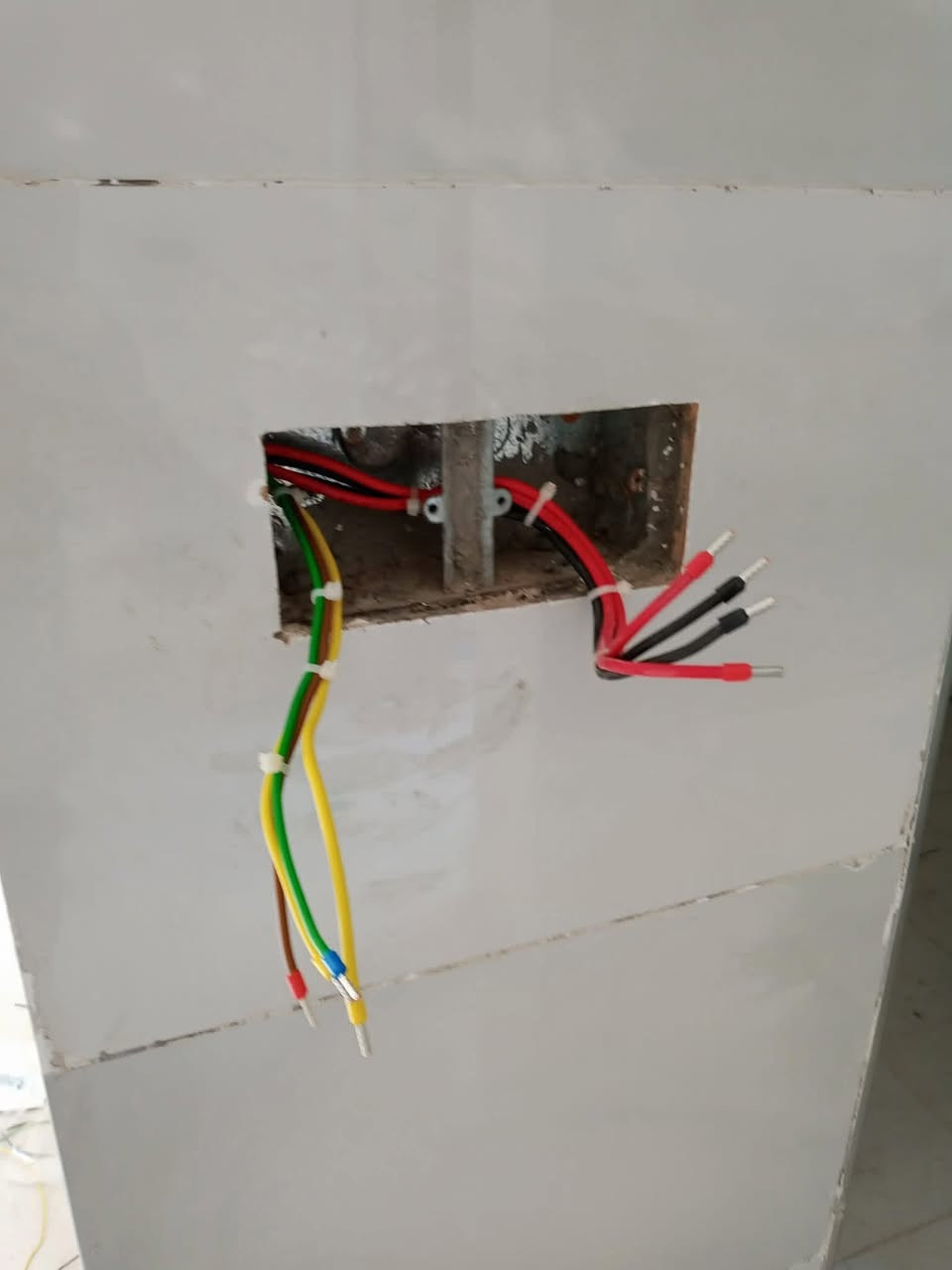 السلام العليكم 
مستعدون لنصب وصيانه اجهزه التبريد صيانه موقعيه وصيانه الغسالات الاوتوماتيك والعادي 
تاسيس كهرباء سيمنز وبوري 
كادر كامل الاتصال 
***********
