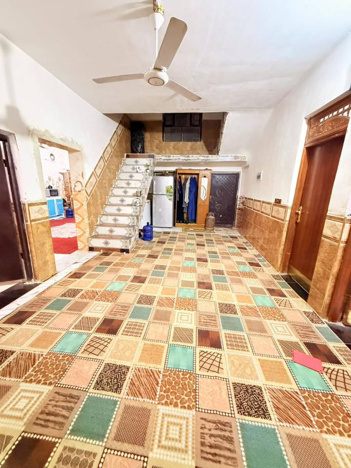 دار مساحه 300طابو زراعي يحتوي ع ستفبال 8م صالة 8م غرفتين 6م مطبخ 6م مجمع صحيات داخلي مجمع صحيات خارجي حوش كبير البيت عالي عن الشارع عمّر البناء 4سنواتً أساس رباط كونكريت بناء بلوك كلاب العفلوكي شارع عريض العنون الحمد شارع الصيدلية مشمول بل جهد الخدمي كامل ماي ومجاري يبعد عند شارع العام الخدمي مال الحمد ميت متر تقريبا البيت الرضيه بورسلين هزاير سراميك البيت جاهز للسكن السعر 60وبي مجال للشراي تصال ع***********
