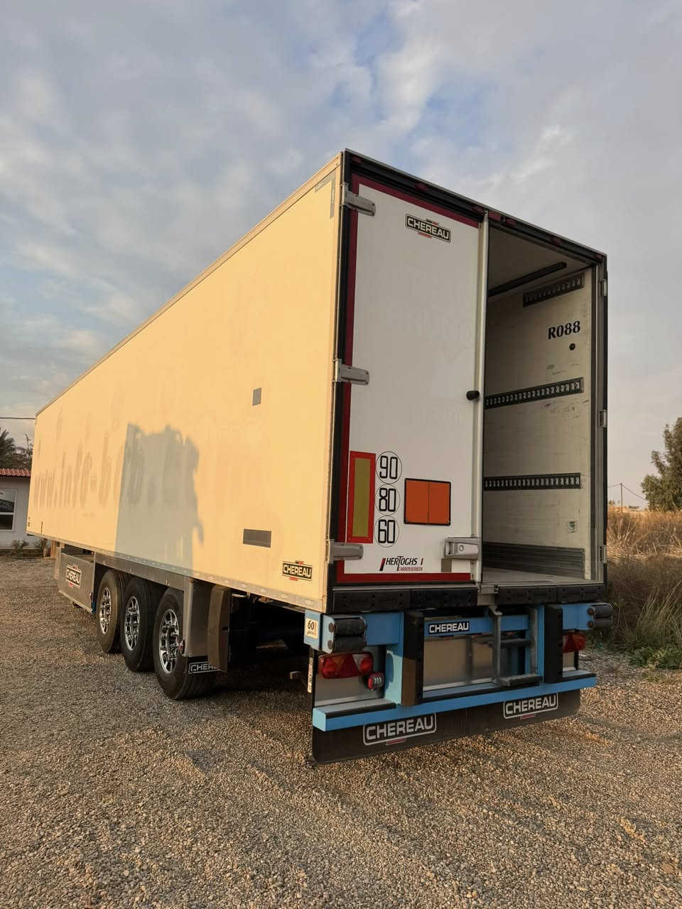 السلام وعليكم للبيع براد شيرو منفيس موديل 2010 جهاز SL200XE سمك 7 ارتفاع استندر 📞***********
