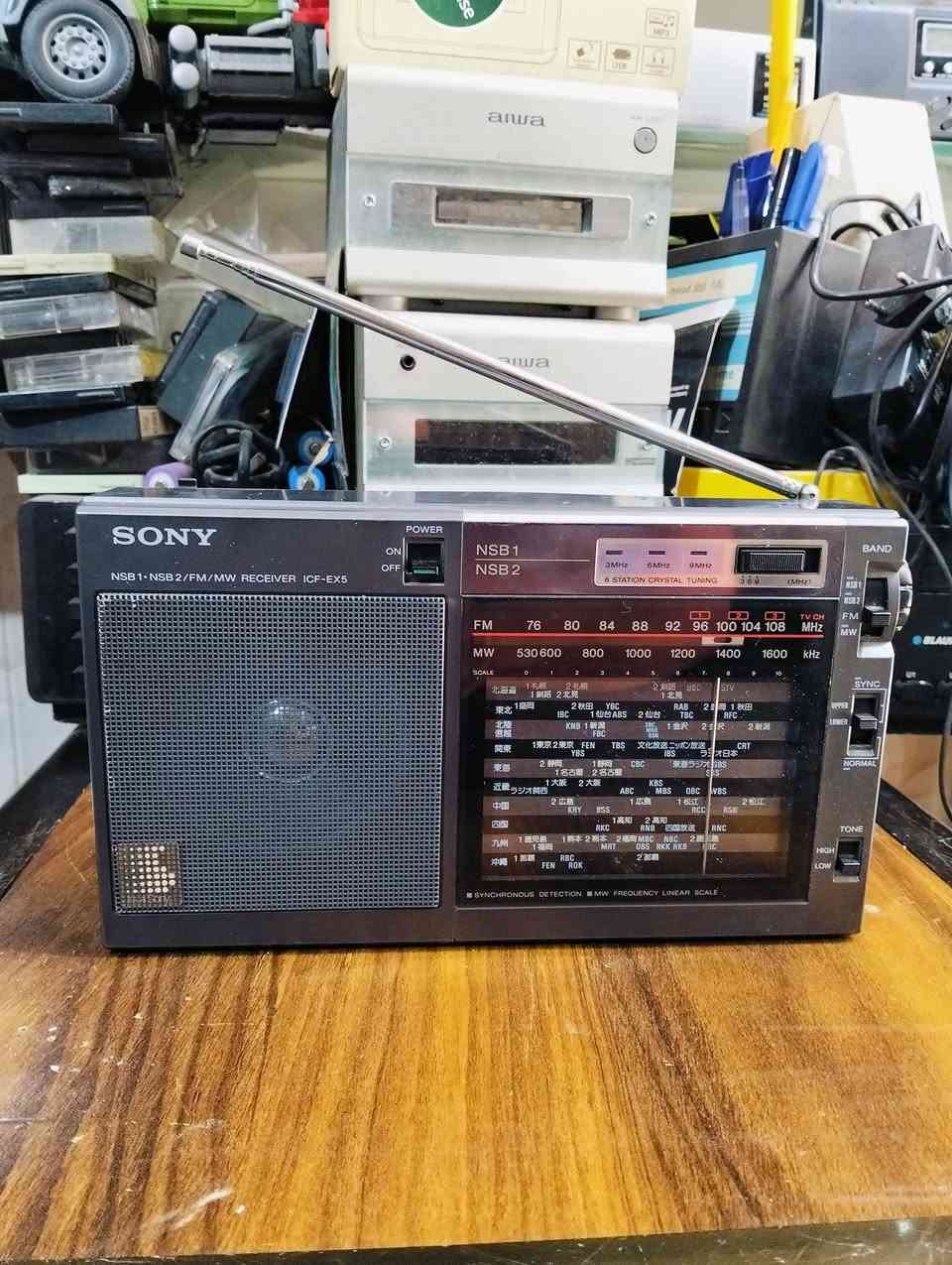 من نوادر الاجهزه اليابانيه 
راديو سوني SONY 
صناعه ياباني صنع سنة 1985 
جهاز بلادي غير داخل تصليح 
موجات الراديو FM MW 
سحب ممتاز للمواجات المذكوره 
يعمل باتري وسط عدد 4 ومحوله خارجه 
ابعاد الجهاز عرض 25  سم ارتفاع 14 سم 
يوجد فديو بالمنشور يوضح التشغيل 
للحجز والاستفسار المراسله على الخاص


**إذا كنت صاحب هذا الإعلان وتريد حذفه لأي سبب، رجاءا أرسل رسالة إلى الدعم الفني**