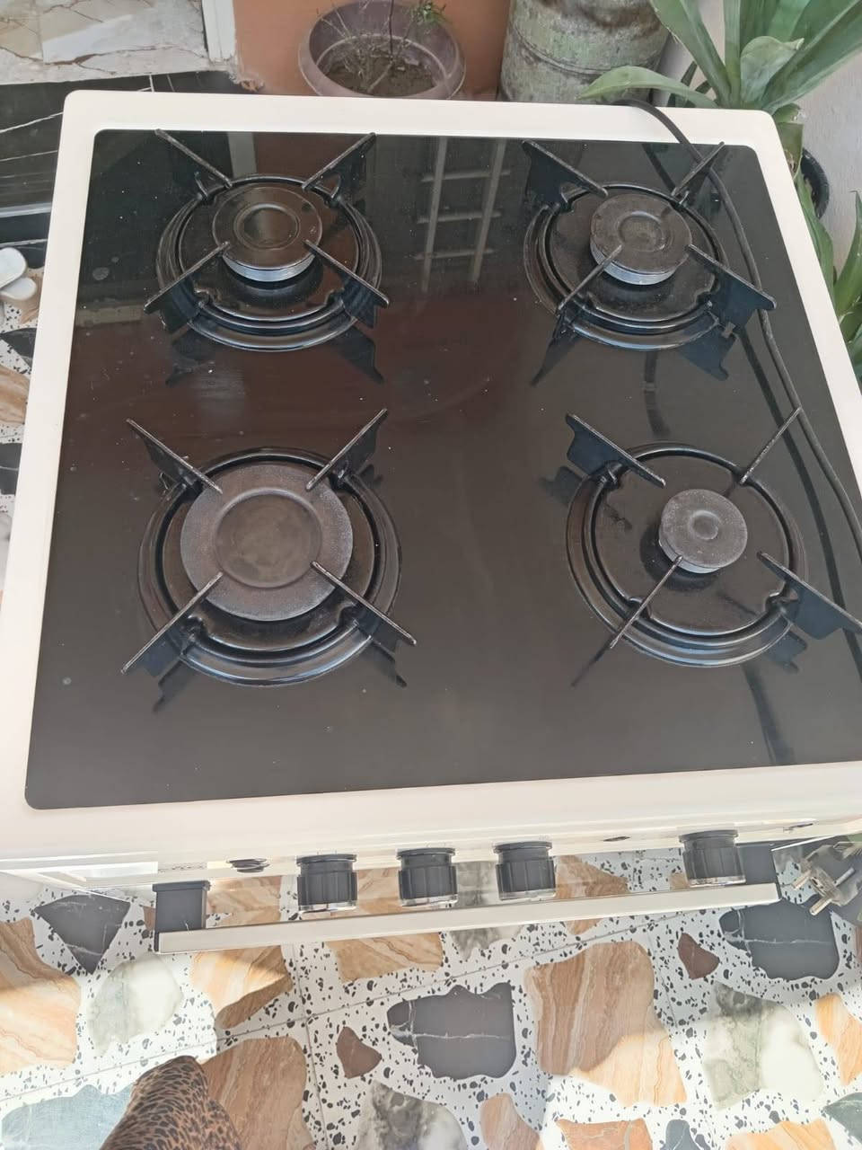 طباخ نضيف شغال كل العيون والفرن سعره 70موصل يارمجه اتصال ***********
