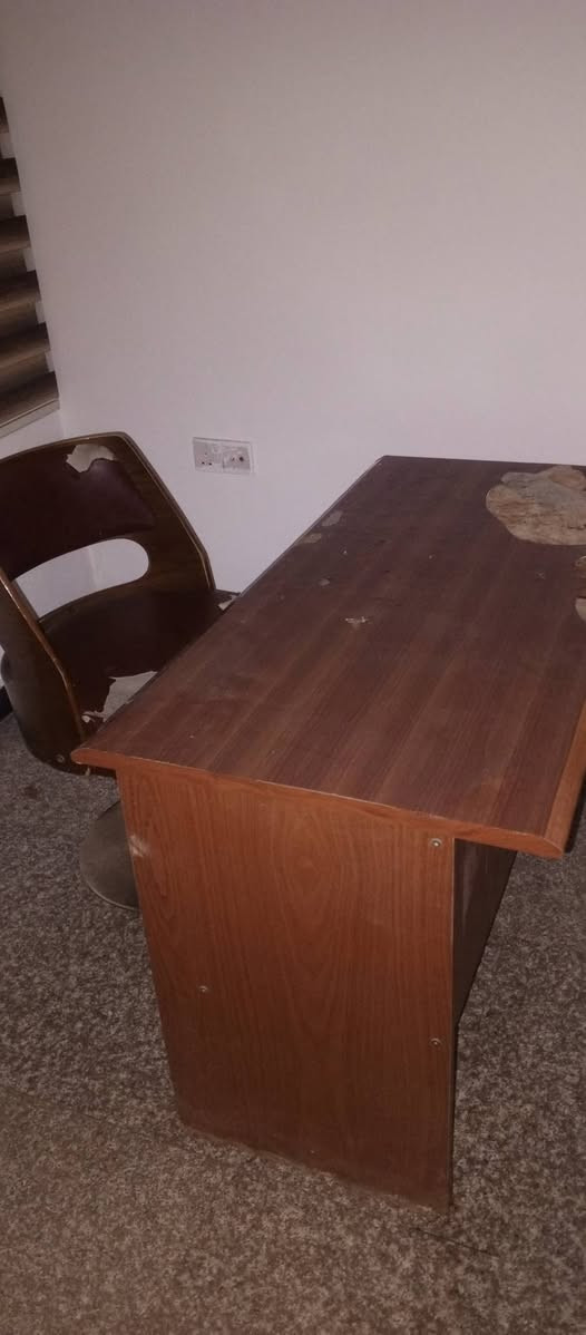 سلام عليكم ميز مكتب وكرسي للبيع بيهن تلحيضات بسيطه تغليف وشغلات جدا بسيطه الكرسي يحتاج دوشمه والجك مالته واكف يبقي ع مستوي واحد سعرهن 25 الف قفل عنوان كوت شيشان *********** اخوتي هذا الموجود كدامكم مو تجي وتكلي بيهن هيج وهيج الله يخليكم
