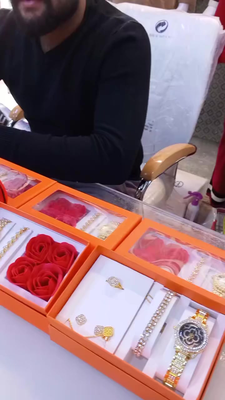 bبمناسبة عيد الحب ❤️
مول السعادة يوفرلكم بوكس مميز يتكون من:
قلادة ✨ ساعة ذهبية ⌚ تراجي 💛 محبس 💍
هديتك الكاملة لشخصك المميز بسعر مناسب 🎁


**إذا كنت صاحب هذا الإعلان وتريد حذفه لأي سبب، رجاءا أرسل رسالة إلى الدعم الفني**