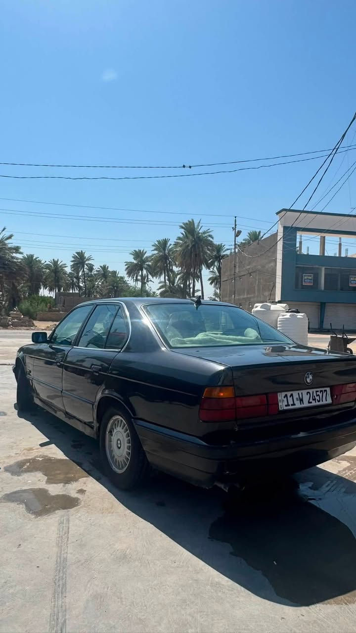 بي أم دبليو 525
مديل / 92 
مكينه مسكر كشر نضيف 
سياره كفاله عامه 
تبريد تدفئه كله شغال 
لايت زنون 
تخم تاير جديد 
كشنات جلد 
رقم بغداد دولي انكليزي 
تحويل ملكيه ثاني يوم عنوان بابل 
الرقم / ***********
