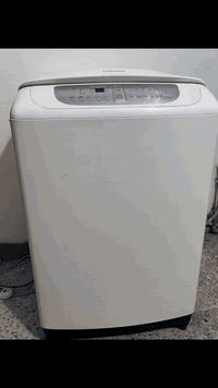 غسالة سامسونج فتحة علوية استعمال نظيف وشغالة 100٪ بدون أي مشاكل.
تغسل كلشي ومناسبة للعائلة، بيها 5 مستويات ماء وتقدرين تختارين الحرارة حسب الحاجة:

‏• Hot غسيل ساخن
‏• Cold غسيل بارد
‏• Air Turbo تنشيف هواء إضافي

بيها كل برامج الغسيل الضرورية:
‏• Fuzzy غسيل ذكي
‏• Quick سريع
‏• Delicate ملابس رقيقة
‏• Blanket بطانية
‏• Jeans جينز
‏• Eco Tub Clean تنظيف الحوض

وعليها أزرار كاملة:
‏• Wash غسيل
‏• Rinse شطف
‏• Spin دوران
‏• Water Level مستوى الماء
‏• Temp/Option اختيار درجة الحرارة
• زر Power تشغيل
• زر Start/Pause تشغيل/توقف

غسالة قوية، عملية
للراغبين السعر250الف وبية مجال *********** النجف الشرف
