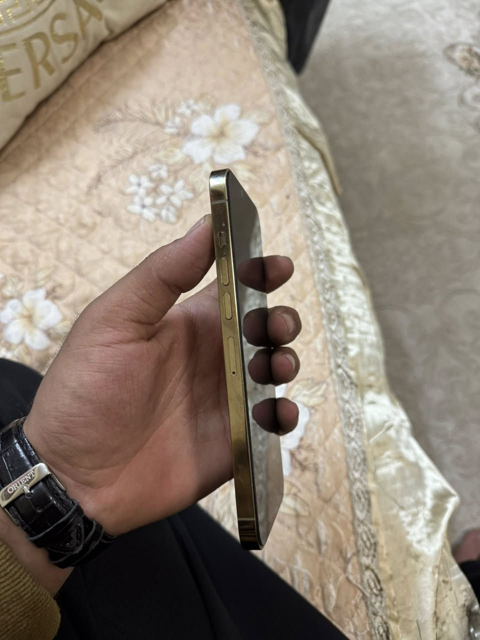 السلام عليكم 13 pro max ذاكرة 128
البطارية 75 جهاز أصّلي مامفتوح وتر بروف 
لون ذهبي النظافة 98% السعر 600 بي مجال بسيط 
العنوان بغداد الاتصال ***********
