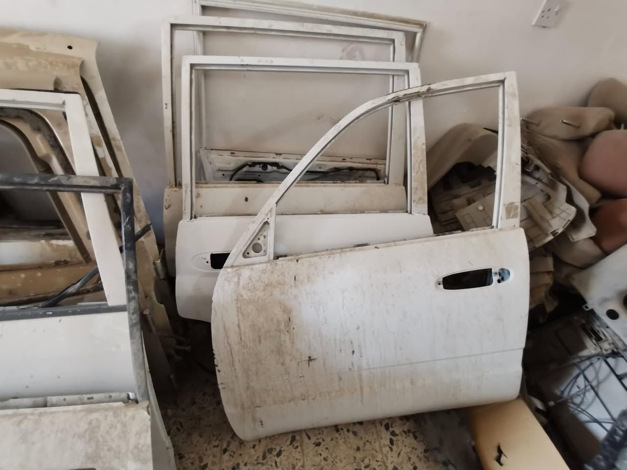 سلام عليكم لبيع غراض لاندكروز جديد ومستعمل متوفر من موديل 1998-2007 موجود حته قطع بدي  
مكاني بغداد وهذا رقم ***********
