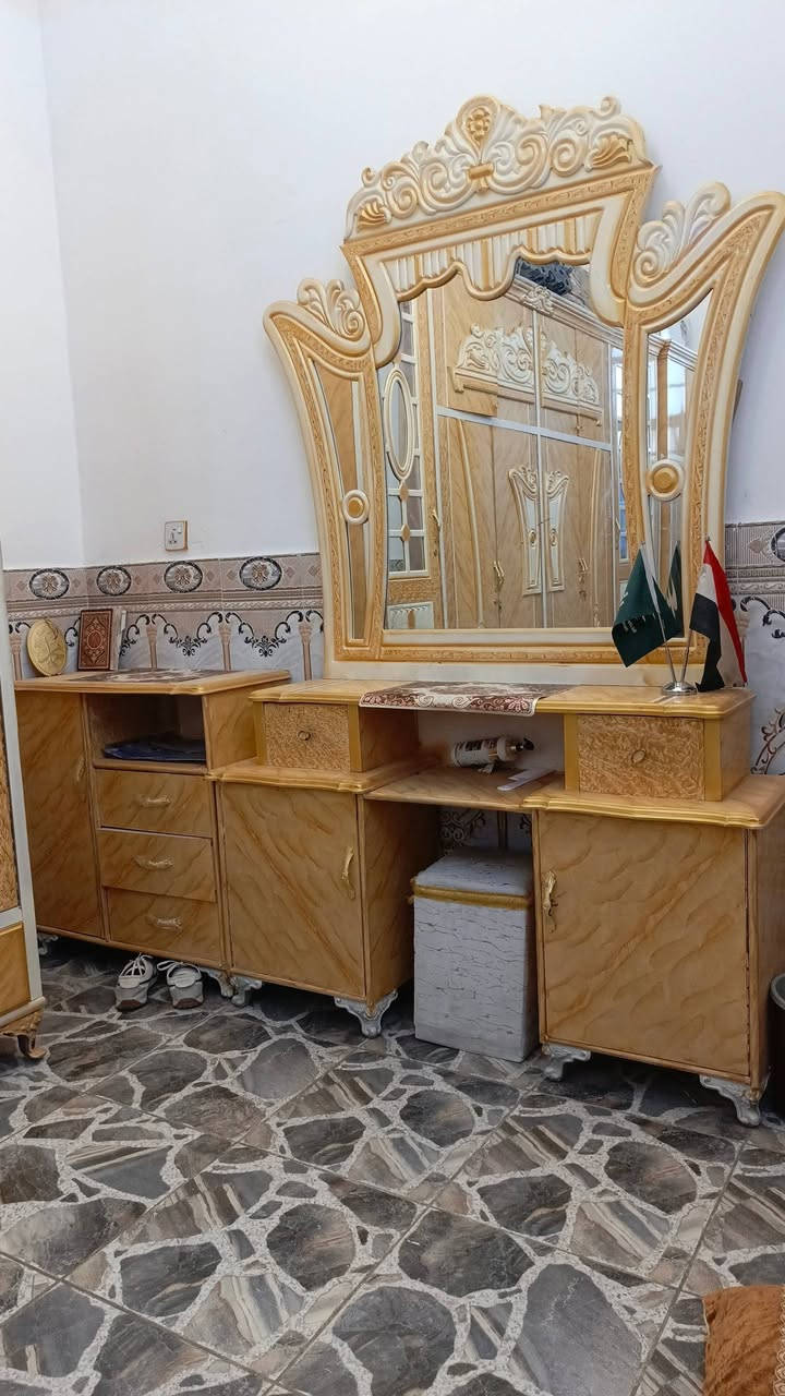 السلام عليكم غرفه نوم جديده شغل عراقي كنتور ابو 6 بوب وزاويه كامله الغرفه كله 
سعر 900 وبيه مجال مكان بغداد ابو غريب 
رقم/*********** وتساب متوفر
