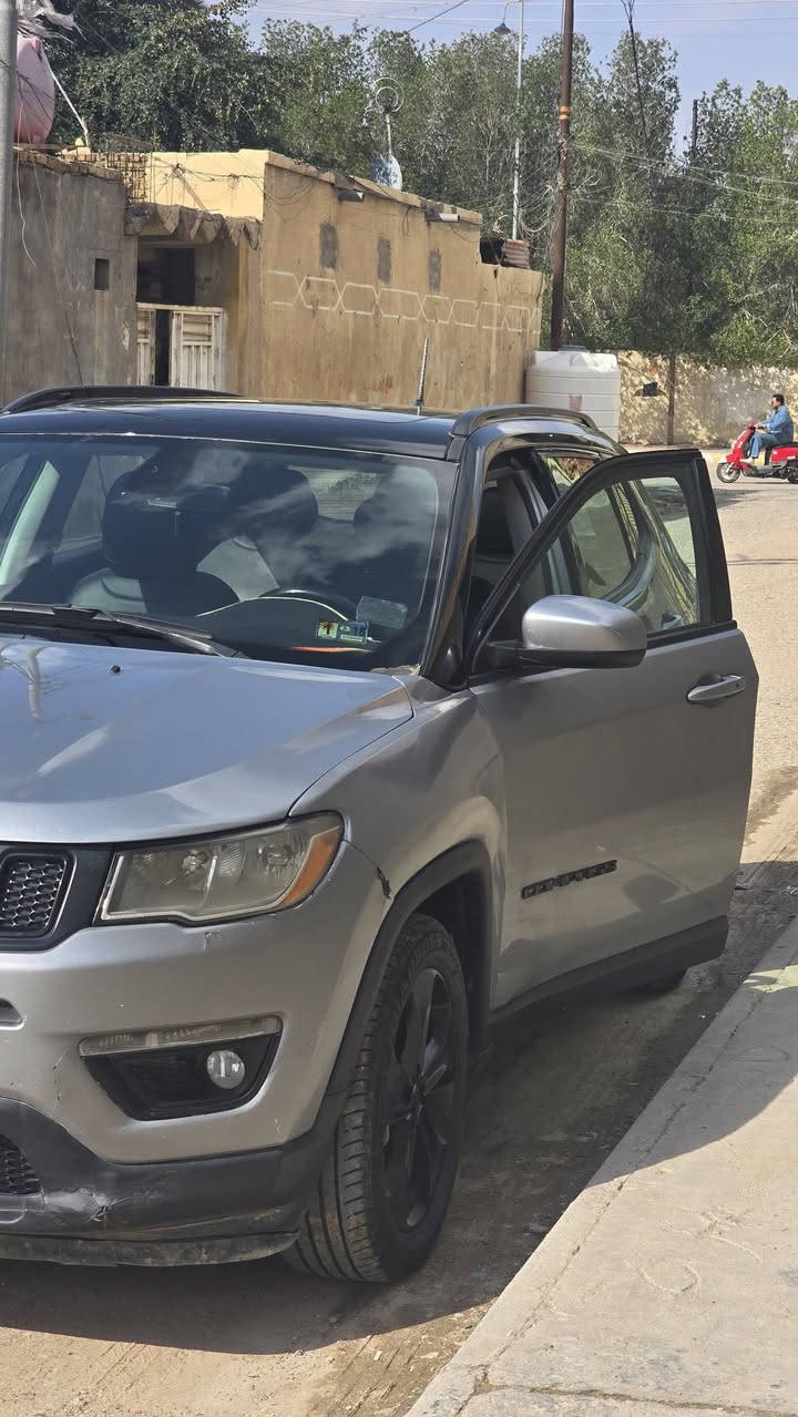 جيب كومباس 2019 - فئة Black Top (فول مواصفات)
السيارة نظيفة جداً وجاهزة للاستخدام، ومواصفاتها مميزة لهواة الفخامة والرياضية.
​📋 التفاصيل العامة:
• ​الموديل: 2019.
• ​الفئة: بلاك توب (Black Top) أصل - القمارة لون أسود بلادي.
• ​الممشى: 56 ألف ميل (ما يعادل 91 ألف كيلو متر).
• ​الرقم: ذي قار (مشروع وطني)، السنوية باسمي والتحويل ثاني يوم.
السياره مبدل كير تفصيخ جديد 
​✨ المواصفات العالية (Full Options):
• ​بانوراما 
• ​بصمة تشغيل + خاصية التشغيل عن بعد.
• ​التبريد: تبريد قطعتين (ثلج) شغال .
• ​شاشه  بنظام أندرويد + كاميرا .
• ​المقصورة: داخلية جلد مميزة (أسود وتطريز أحمر) بحالة الوكالة.
• ​الأداء: حدادية جديدة بالكامل.
​🛠️ حالة البدي (الضرر):
​السيارة فيها ضرر بسيط  والضرر خارجي فقط؛ السيارة بدون أي "دواخل" نهائياً، والشواصي واللغدات سليمة 100%.
​📍 الموقع: ذي قار الناصريه
📞 للتواصل والاستفسار: ***********
