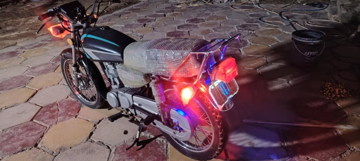 سلام عليكم دراجه ايراني
اوراق اصولي موديل ٢١ ب٦٥٠ وبيه مجال صاحب الدراجه سيدعلي الموسوي  وهذا رقمه ‏‪***********‬‏
