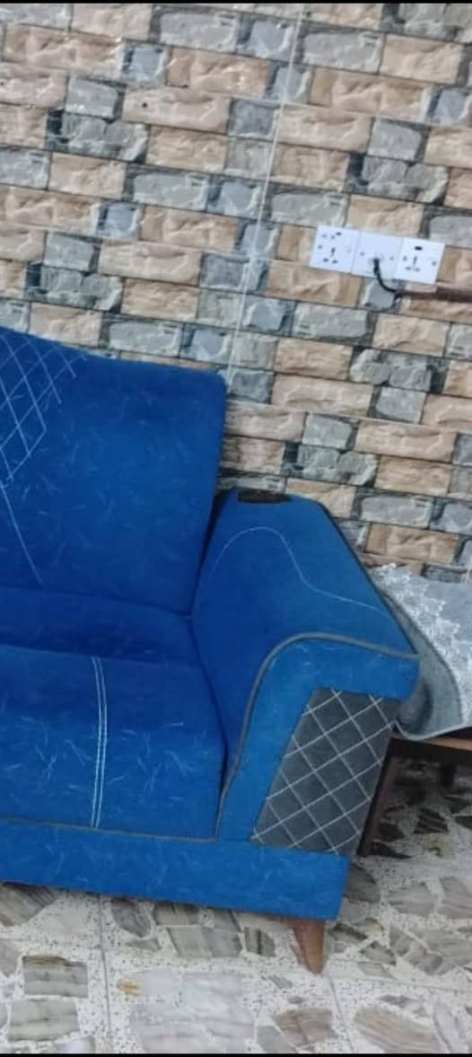 السلام عليكم ديوان تزكام نضيف مسوي قبل سنتين تقريبا بي بس اضرار بسيطه الزاويه بيه حرق بس هذا سعره 150 بي مجال ***********

الطباخ كريازي نضيف نضافته 70 بالمية هاي الشخوط البصفحه نايلون مشخط سعره 250 بي مجال
