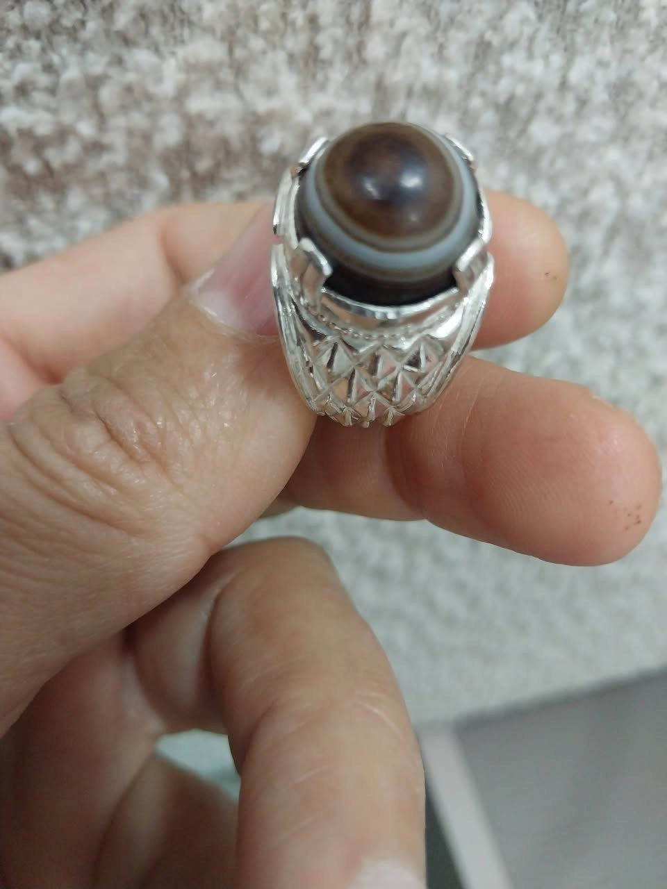 السلام عليكم جزعه مشكوله افريقيه وزنه ١٩ غرام مكان بغداد لايوجد توصيل للاستفسار***********
