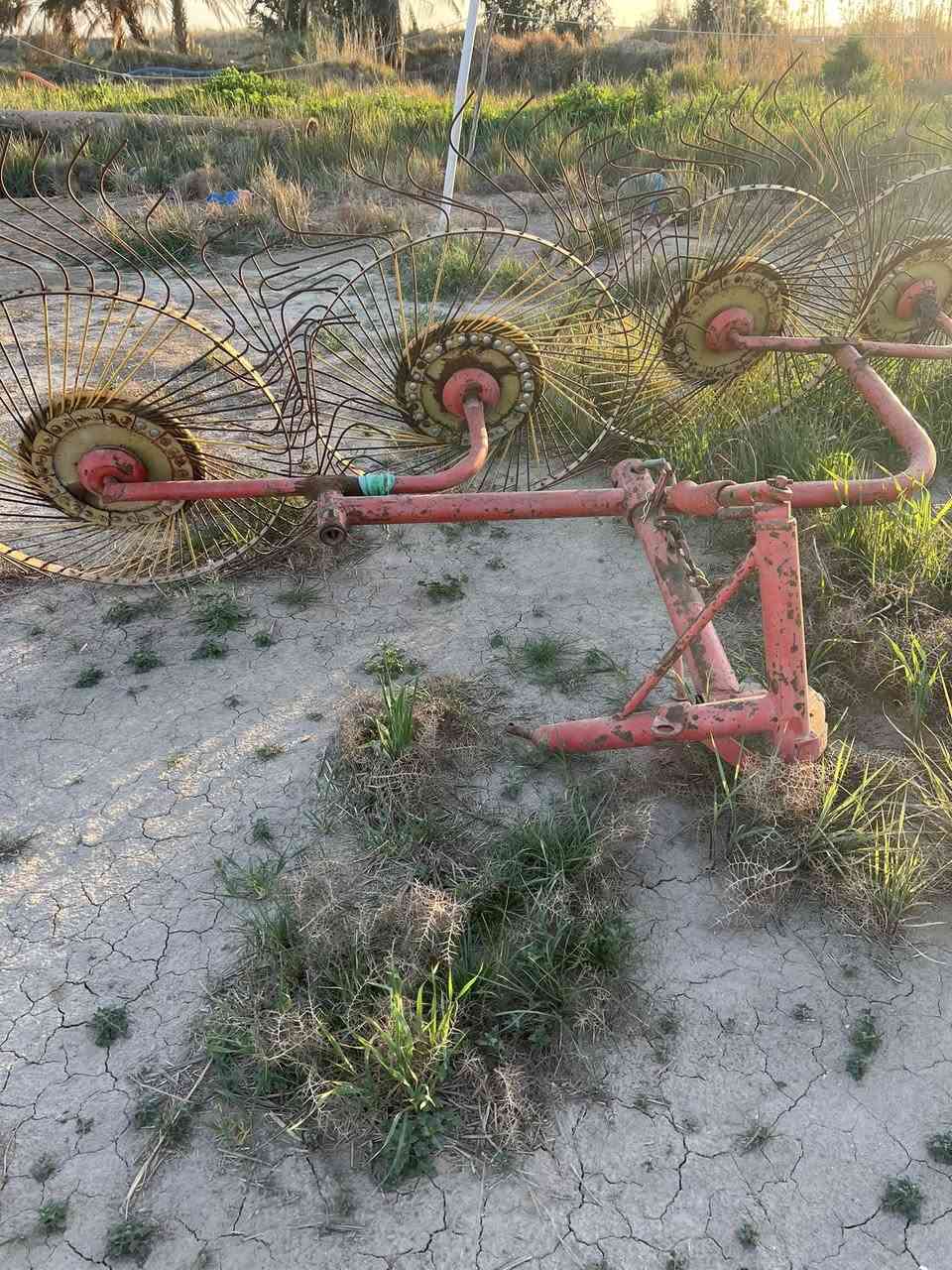 السلام عليكم   فداف ثلاثي 12 جديد سعره 1700وسويتر إيراني أبو ال60سعره300  مكان الصويره***********
