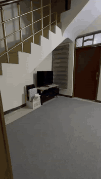 بيت 100 متر طابقين واجهة 5 متر نزال 20 متر زراعي

يحتوي الطابق الاول على صاله و مطبخ و كراج و حمام عدد 2 و غرفة نوم 

الطابق الثاني غرفتين  نوم و حولي و حمام و بيتونه كبيره و سطح عدد 2 

العنوان بغداد الشرطة الخامسه شارع الاميره العريض

رقم الهاتف ***********
