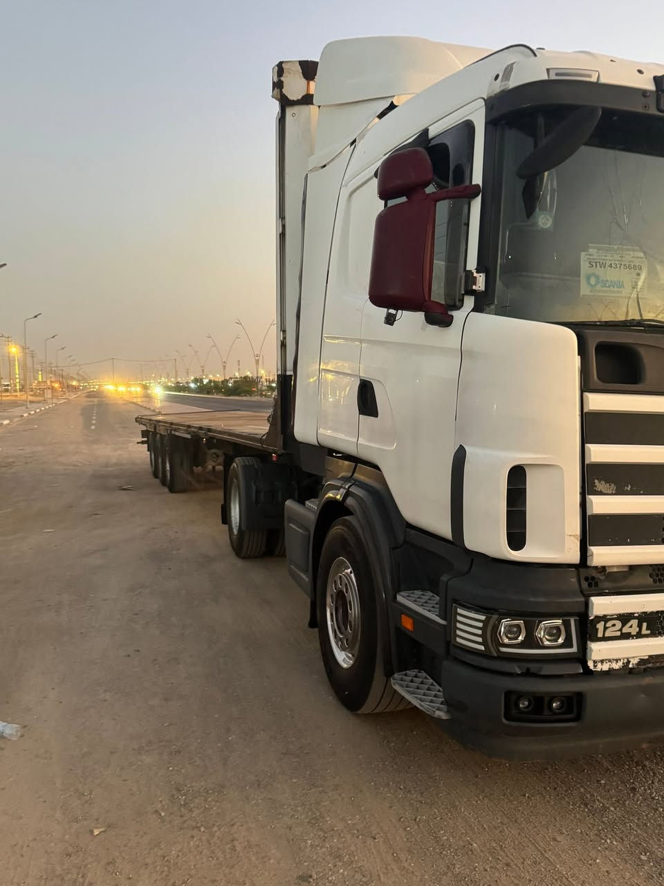 سلام عليكم
سكانيا 2003 
كير 3 ب 3
مكينه 420 
انجكتر
رتايدر 
تبريد شغال 
عربانه كرونا 
تاير نص عمر 
سياره مرتبه جاهزه للعمل 
تحويل ثاني يوم 
سنويه 2029 

صاحب السياره 
***********
