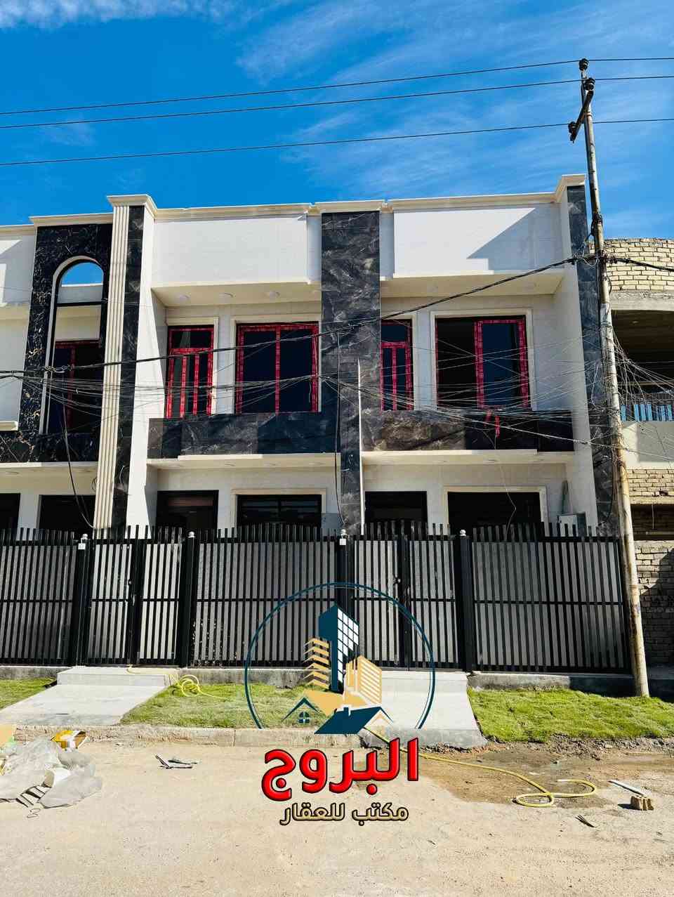 ⚜️  #للبيـــــــع في الـــــــــــدورة  ⚜️
عقارات سـكـــــــــنية عدد 4  /  بناء حديث درجة اولئ

♻️ تفاصيل : العقارات
♻️ المساحة : 50م
♻️ الواجهة :  4م     /  وتون عدد 2  الواجهة : 5.500م
♻️ طابقين : 
♻️ الملكية : طـــــــــــابو  ملك  صـــــــــــرف
♻️ موقع  مميز  وهادئ  وكافة  الخدمات  متوفرة

🔴 طابق الأول
صالة ضيوف  + مطبخ  + مناور  + صحيات عدد 1

🔴 طابق الثاني 
غرف النوم عدد 2  + صحيات  عدد 1    +  سطح

⚠️ العنوان 
         بغداد   //   الدورة   //  منطقة الـــــــــــرواد  
قرب كلية  الهادي 
عرض الشارع   15م

_
إذا لم يناسبك هذا العقار، لدينا خيارات متنوعة 
تشمل منازل، وأراضٍ تناسب جميع الأذواق.
________

#لمعرفة ../    السعر #اكتــب   رقم   (  1  ) 
     
🟣👈  (   ليأتي  أليك  الرد  برسالة خاصة  📩   )
((  تعامل والتفاوض مع #صاحب  العقار   حصراً  ))

____________________
  زبائننا  الكرام بكم نرتقي ونتشرف بزيارتكم 
احصل على منزل أحلامك معنا، نحن مكتب عقاري 
موثوق ومتخصص في تلبية احتياجاتك السكنية
لاتتردد في زيارتنا او الاتصال بنا 
___________________________

للاستفسار أي سؤال ___________ الأتصال على 
الرقم 

( *********** )        
⁨
#دمتم__في__رعاية__الله
