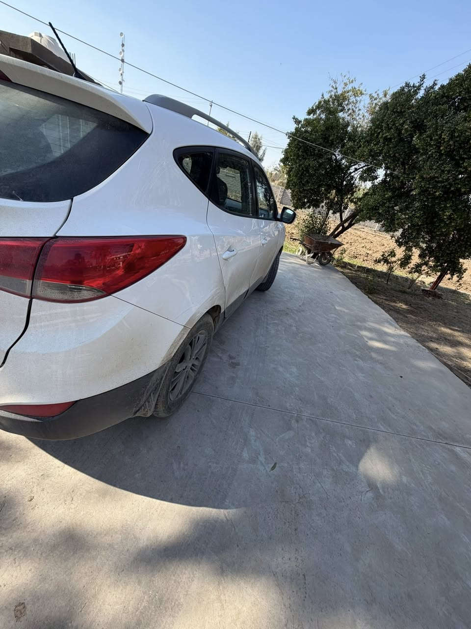 ⸻

🚗 Hyundai Tucson 2015 خليجي للبيع

🔹 الموديل: 2015
🔹 الموقع: بغداد / المدائن
🔹 الحالة: جيدة جداً

📌 التفاصيل:
• صبغ: جاملغ خلفي + جزء بسيط من الباب
• تحويل مباشر
• المكينة: كفالة ✔️
• الكير: كفالة ✔️
• الشاصي: كفالة ✔️
• الدواخل: كفالة ✔️

💰 السعر: 14,200 دولار
📉 قابل للتفاوض (بيه مجال)

📞 للاستفسار: ***********
