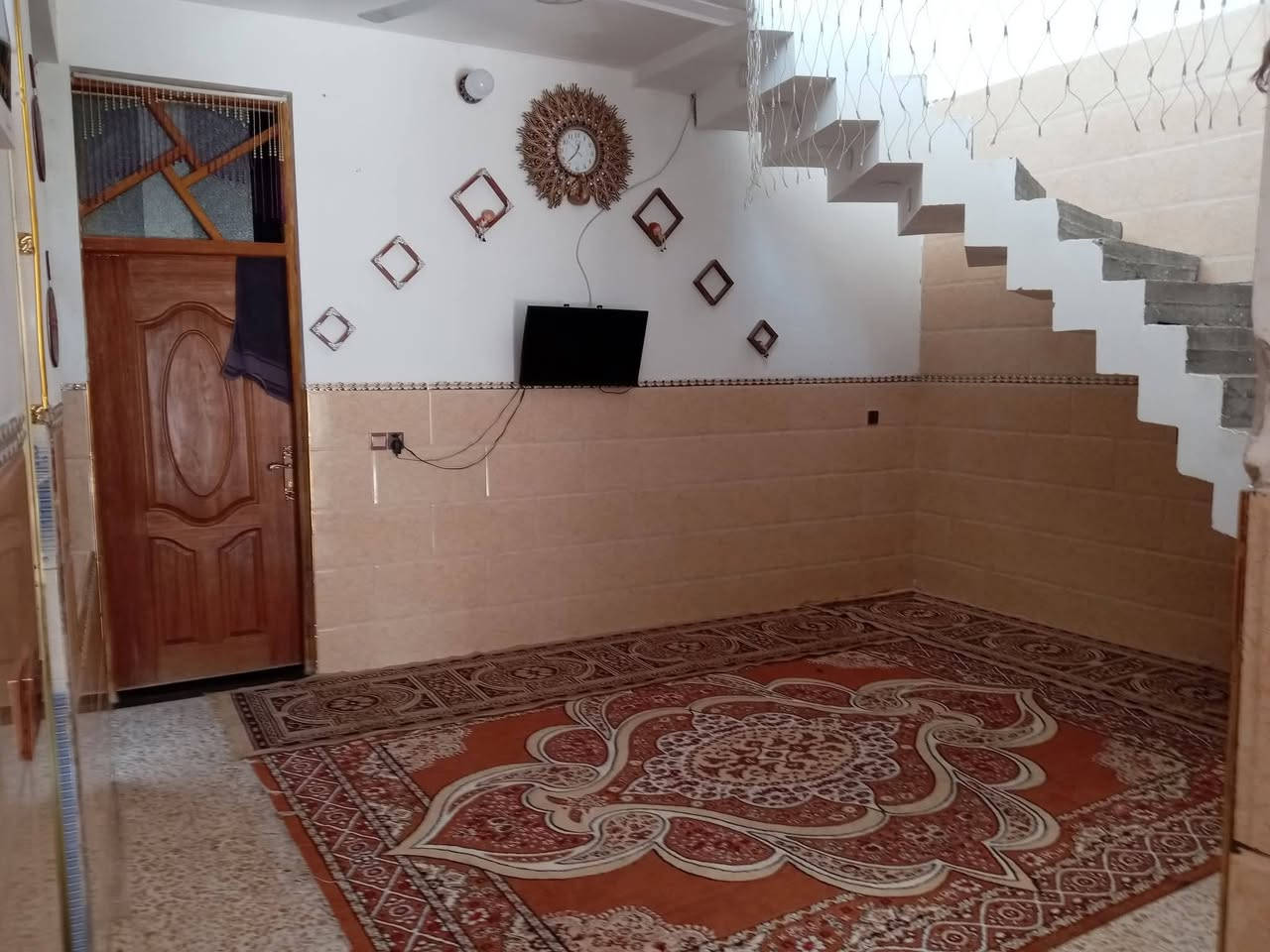 سلام عليكم ورحمة الله وبركاته للبيع 165م واجه 7ونص
الموقع حي طارق القديم رابع فرع الطابق الارضي كامل ستقبال مطبخ صاله غرفه منور حمام داخلي وخارجي الطابق الثاني سويت كامل
غرفه صاله حمام منور داخل الغرفه
للسفتسار الرقم ***********
