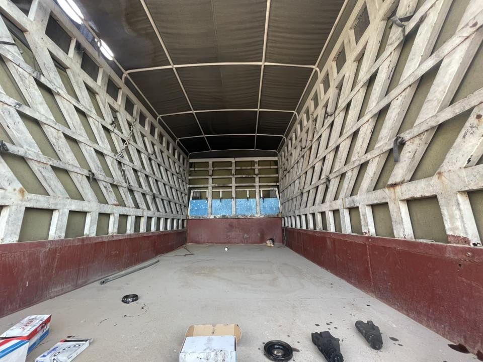 السلام عليكم محجر وقفص كنتر وتانكيات للبيع ويا الجادر للايريد يتصل ***********
