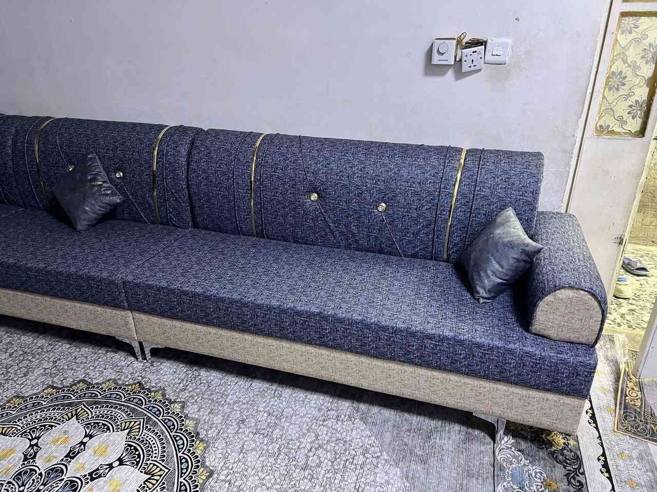 عندي تخم ديوان عشره مقاعد وكاونتر سنك مرمر وملحق اي استفسار على الخاص او على واتساب ‭0776 852 8358‬
