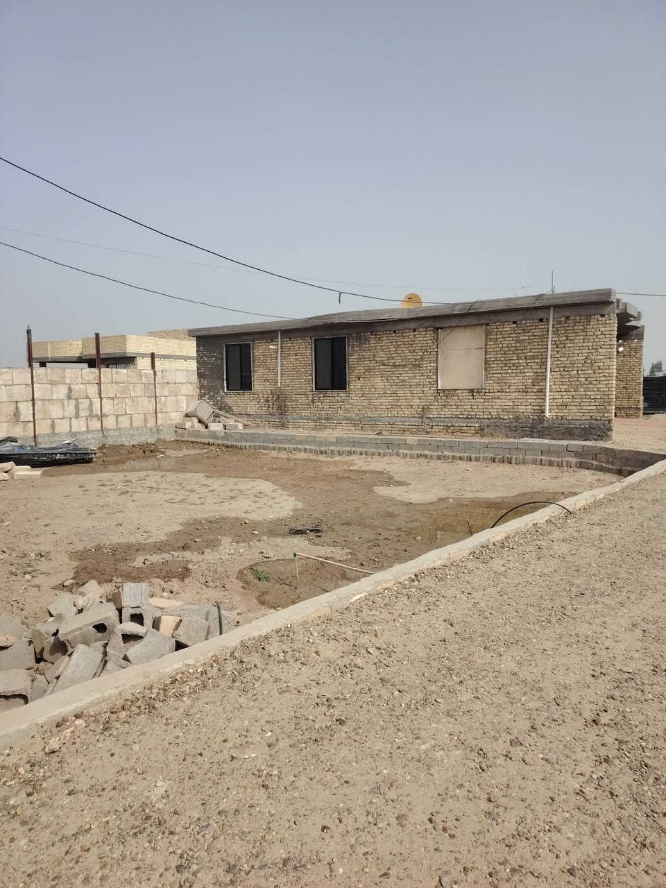 سلام عليكم نص دونم لبيع معه بيت بناء جديد سند طابو 25  ابو غريب شيحه وره جوهرة العدنان يبعد عن سريع 5 دقايق بيت يحتوي غرف نوم 5*4 عدد 2 صاله 10*5 مطبخ 4*4 استقبال 6*5 
استفسار اتصال ***********واتساب
***********
