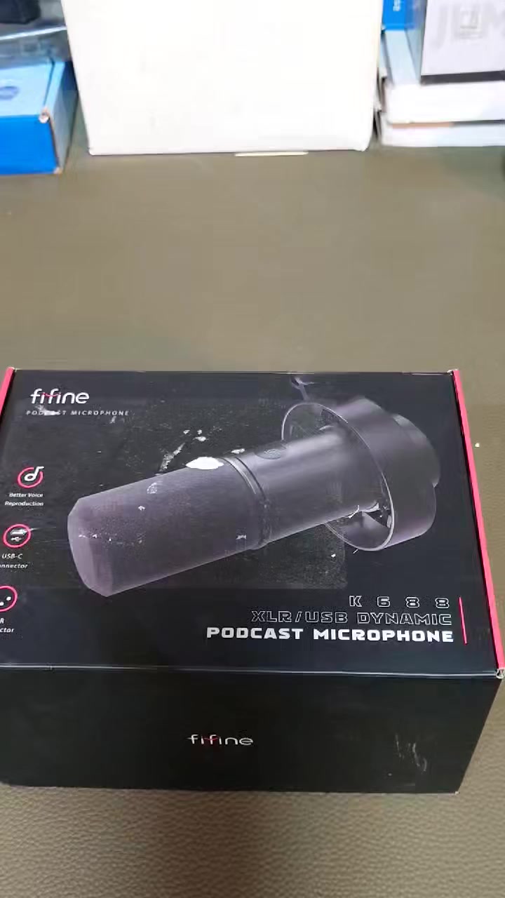 هذا المنتج هو ميكروفون Fifine K688 المخصص للبودكاست، وإليك أبرز مواصفاته ومميزاته:
نوع الاتصال: يدعم كلاً من USB-C و XLR للاتصال المباشر بالكمبيوتر أو واجهات الصوت الاحترافية. 
نوع الميكروفون: ميكروفون ديناميكي (Dynamic) يوفر إعادة إنتاج أفضل للصوت مع تقليل الضوضاء المحيطة. 
الميزات الصوتية: يحتوي على نمط قطبي قلبي (Cardioid) للتركيز على صوت المتحدث مباشرة. 
التحكم: مزود بأزرار كتم صوت تعمل باللمس وعناصر تحكم في مستوى الكسب (Gain) ومخرج لسماعة الرأس للمراقبة في الوقت الفعلي.


**إذا كنت صاحب هذا الإعلان وتريد حذفه لأي سبب، رجاءا أرسل رسالة إلى الدعم الفني**