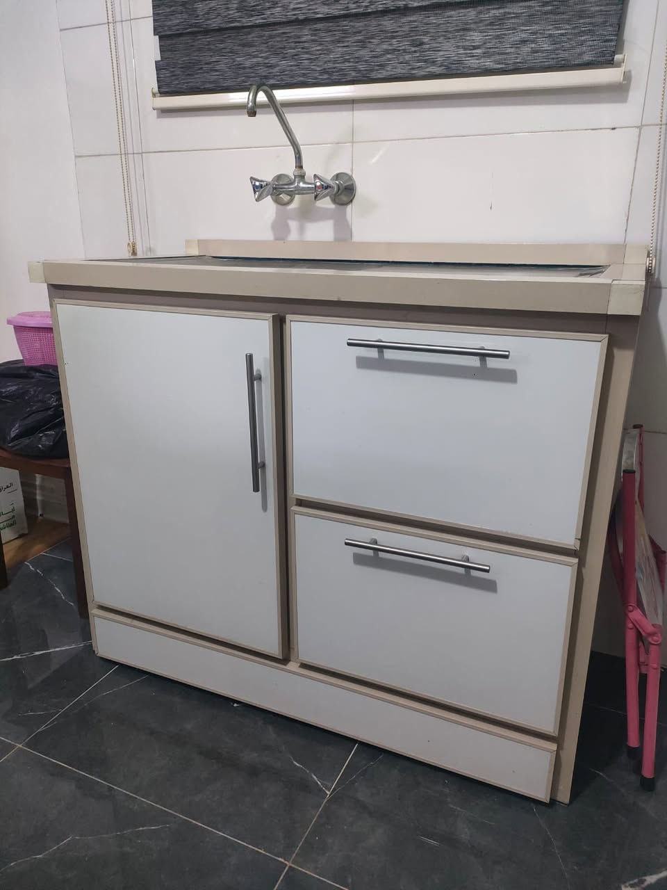 طول متر ونص في نص متر قطعتين
والسنك مترة وعشر سانتيمات طول وعرض ٥٥


**إذا كنت صاحب هذا الإعلان وتريد حذفه لأي سبب، رجاءا أرسل رسالة إلى الدعم الفني**