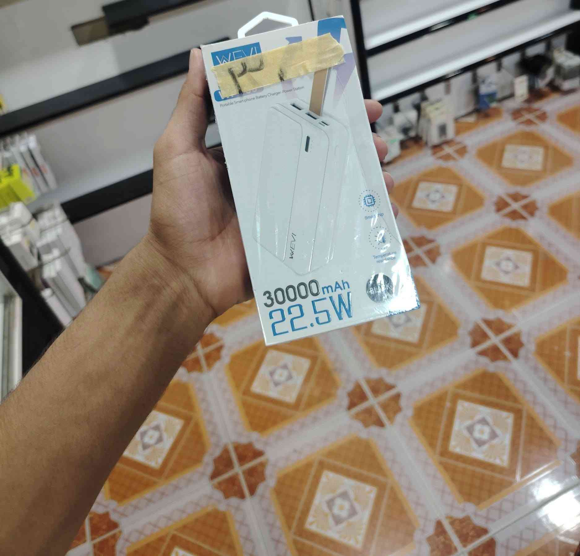 باور بانك
يدعم الشحن السريع حتى 22.5 واط.
يحتوي على منفذي USB-A ومنفذ Type-C.
يمكن شحن أكثر من جهاز في نفس الوقت.
مزود بحماية من الحرارة والشحن الزائد 
***********
