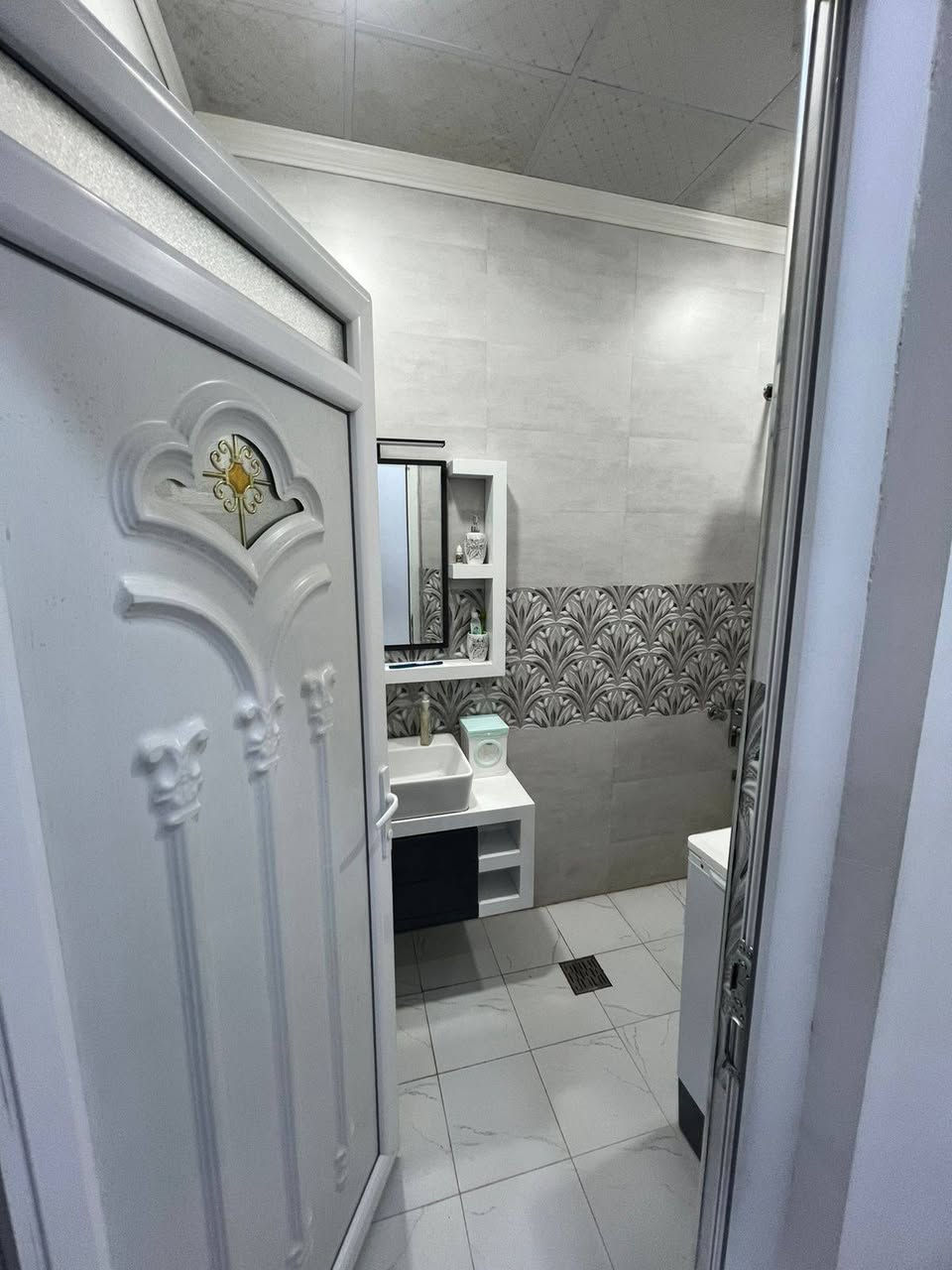 السلام عليكم
دار بناء حديث زيرو في منطقة التعليم العالي مقابل مجمع الغزل
المساحة ١٥٠ متر مربع
طابقين 
سنة البناء ٢٠٢٣
السعر (١٥٠) مليون دينار
للتواصل (***********)
