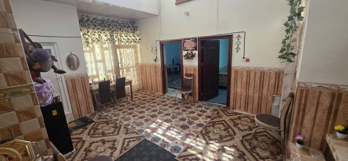 دار  لببيع  مساحه  150م الاساس  صب  البناء  طابوك  السقف  صب  طابقين  يحتوي على 4غرف  وصاله  وستقبال  ومطبخ  وصحيات  داخليه  وخلرجيه  الدار  جاهز  فول  شارع  المطار  القديم  للسعر  خاص  الاستفسار  ابى الرقم  ***********

