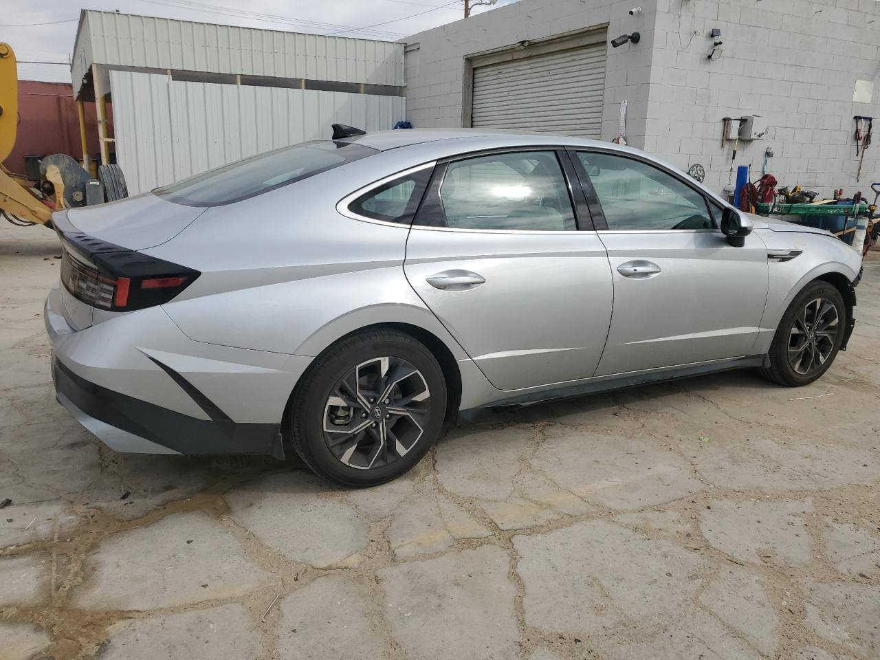 سلام عليكم هونداي سوناتا لبيع فقط موديل 2024 حادثه بس دعاميه وقليل بجاملغ بدون ايرباك سعر 210 وبيه مجال موبايل 📱 ***********
