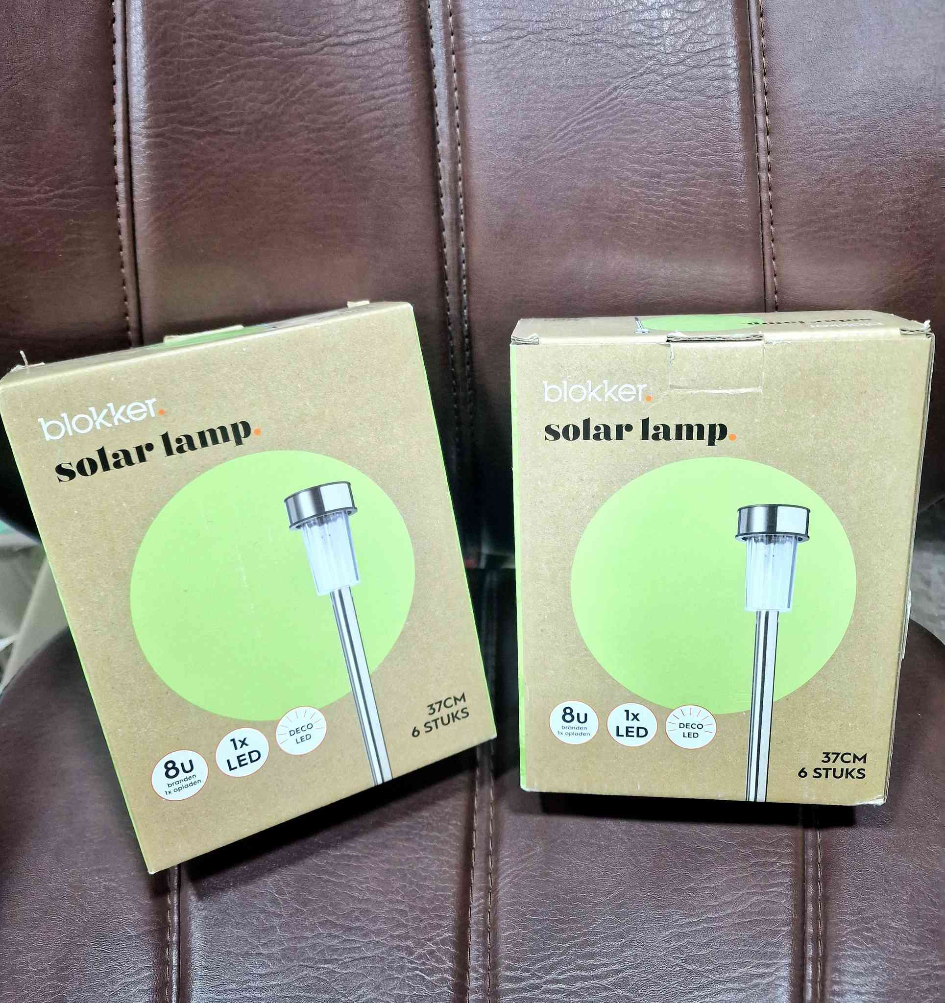 مصابيح انارة على الطاقة الشمسية 
سعر الباكيت الواحد ١٥ الف. 
يحتوي الباكيت الواحد على ٦ مصابيح
او
مصباحان 
حسب النوع. 
للحجز
0772 748 9013
