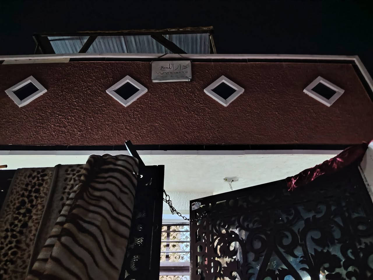 بيت طابق ونص 2مطبك كاشي وسيراميك ٣واجهيه مثل ماموظحه بل صوره المساحه 70متر اليجار المكان الشعب حي الجزائر شارع 40علئ الشارع سايدين ماء ومجاري وكهرباء كامل الخدمات الهاتف ***********
