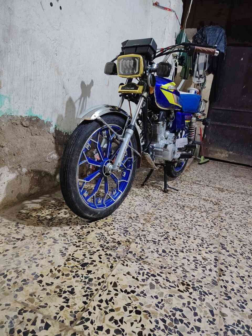 السلام عليكم دراجة سيفان موديل 25 مكينه 150 فقط العداد مايشتغل السعر 600 وبيها مجال مكاني الثورة ***********
