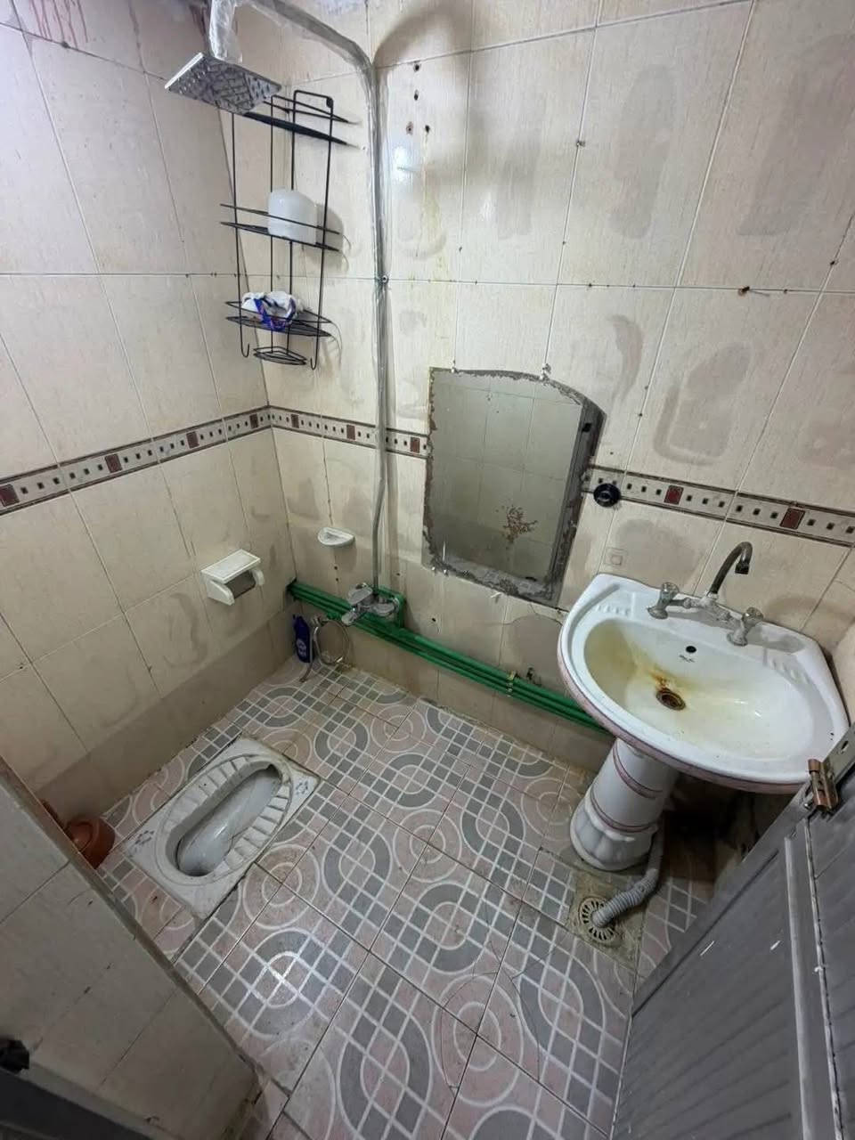 بيت 🏡 اجار حي السلام 100 متر  طابق ونص شارع 10 " تفاصيل البناء  غرفتين  وصالتين  ومطبخ وستقبال وصحيات بكفه شارع المصتوصف السلام   التواصل مكتب الحمداني

***********
