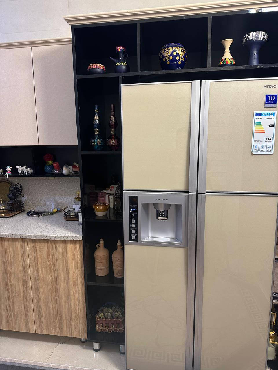 كاونترخشب hbfمن الداخل والخارج معه ثلاجه هيتاشي وطباخ ومرشحه المرمر كاورتنز طبيعي طول الكاونتر 7متر
تصال على رقم  ***********
