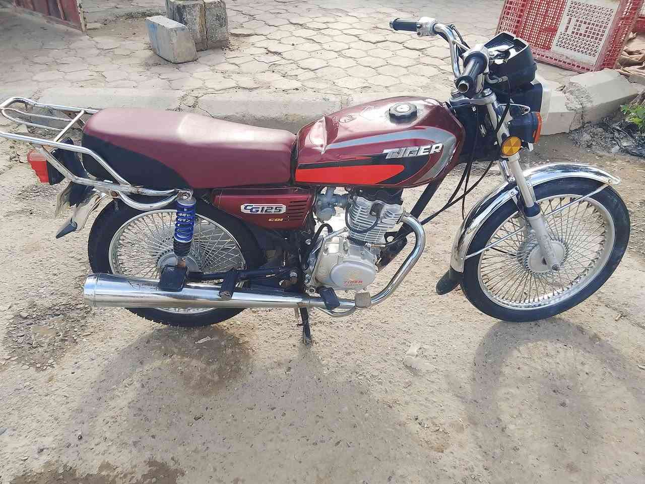 السلام عليكم دراجة تايكر للبيع موديل 21 اوراق أصولية الدراجة خير من الله محرك نضيف السعر ٤٧٠ وبيهة مجال   رقم الهاتف ***********
