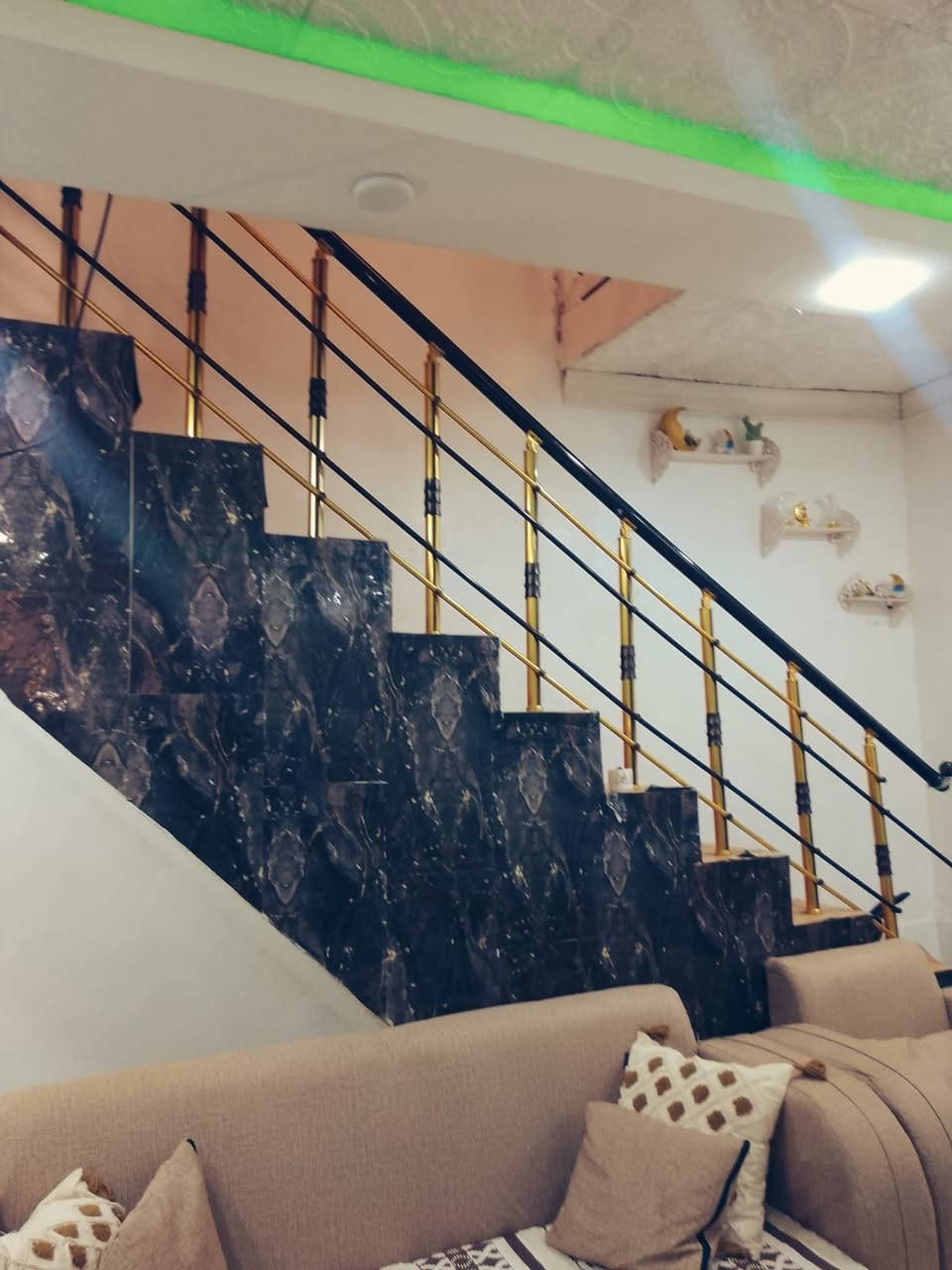 بيت بالاسكان القديم شارع الجامع الحسن العسكري طابقين منطقة خدمات جديده طابو صرف شارع عرض ١٢م مساحة الدار ١٣٥م
الطابق الأول طارمه استقبال صحيات خارجيه غرفتين وحده أطفال مطبخ صاله صحيات داخليه
الطابق الثاني
٣ غرف صاله ممر خدمات ومطبخ صحيات وسطح بيت مرمم واي استفسار اتصال على الرقم *********** بي واتساب
